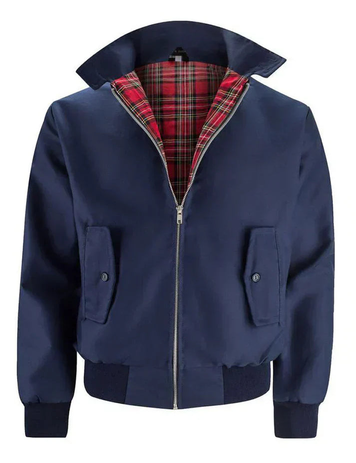 Giacca Harrington blu navy con fodera interna a quadri rossi, chiusura a zip, tasche frontali con bottoni. Stile casual, moda uomo.
