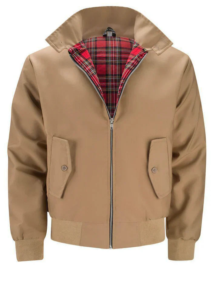 Giacca Harrington beige da uomo con fodera interna a quadri rossi, chiusura a zip, tasche frontali con bottoni. Stile casual, moda autunno.