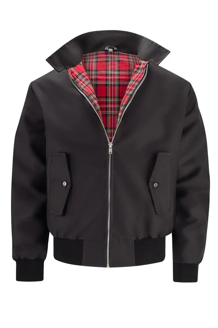 Giacca Harrington nera con fodera a quadri rossi, chiusura zip, tasche con bottoni, polsini e orlo elasticizzati. Moda uomo casual elegante.