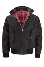 Giacca Harrington nera con fodera a quadri rossi, chiusura zip, tasche con bottoni, polsini e orlo elasticizzati. Moda uomo casual elegante.