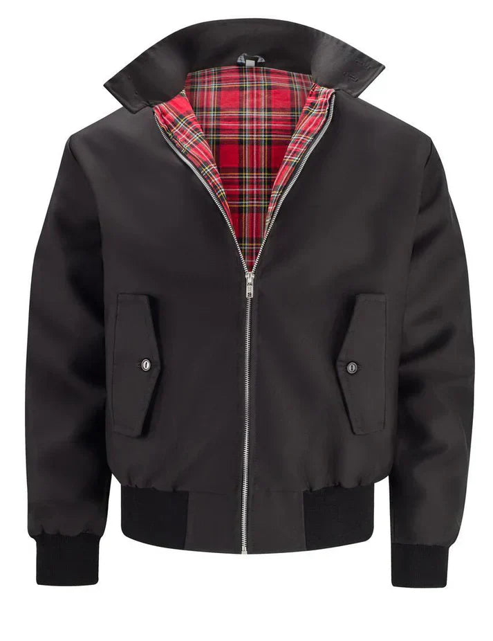 Giacca Harrington nera con fodera a quadri rossi, chiusura zip, tasche con bottoni, polsini e orlo elasticizzati. Moda uomo casual elegante.