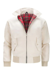 Giacca Harrington beige con fodera a quadri rossi, chiusura zip, tasche frontali con patta, polsini e orlo a coste. Moda uomo casual elegante.