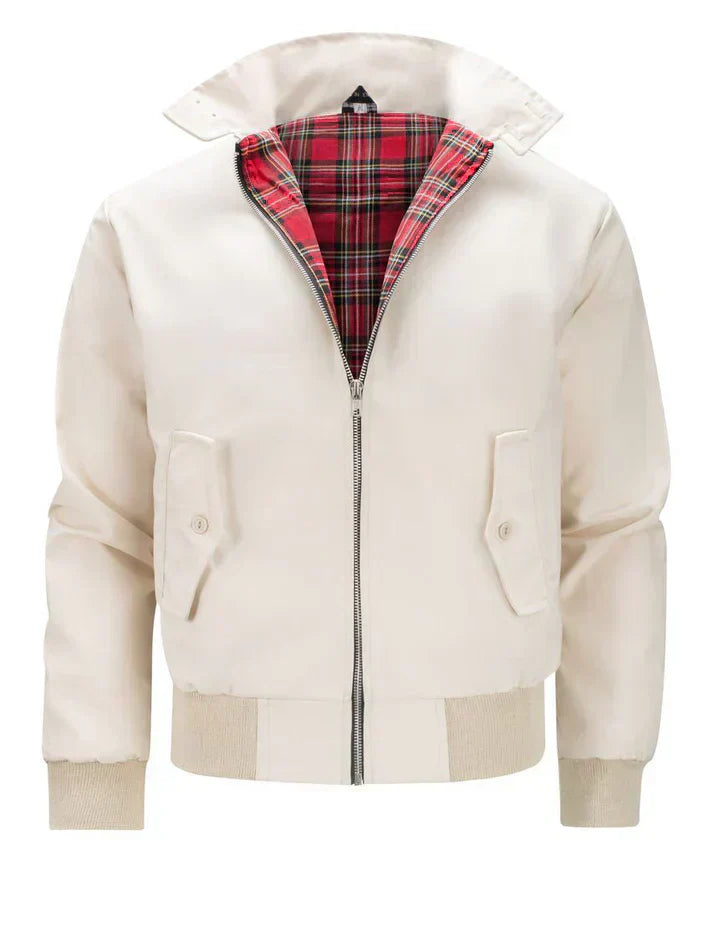 Giacca Harrington beige con fodera a quadri rossi, chiusura zip, tasche frontali con patta, polsini e orlo a coste. Moda uomo casual elegante.