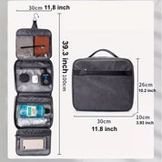 Borsa da viaggio grigia con scomparti multipli, dimensioni 30x26x10 cm, aperta a 100 cm. Include tasche per accessori, articoli da toeletta e dispositivi.
