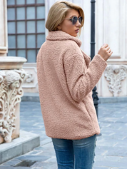 Giacca in pelliccia sintetica beige donna, stile casual, indossata con jeans, sfondo urbano. Moda autunno inverno, abbigliamento caldo e trendy.