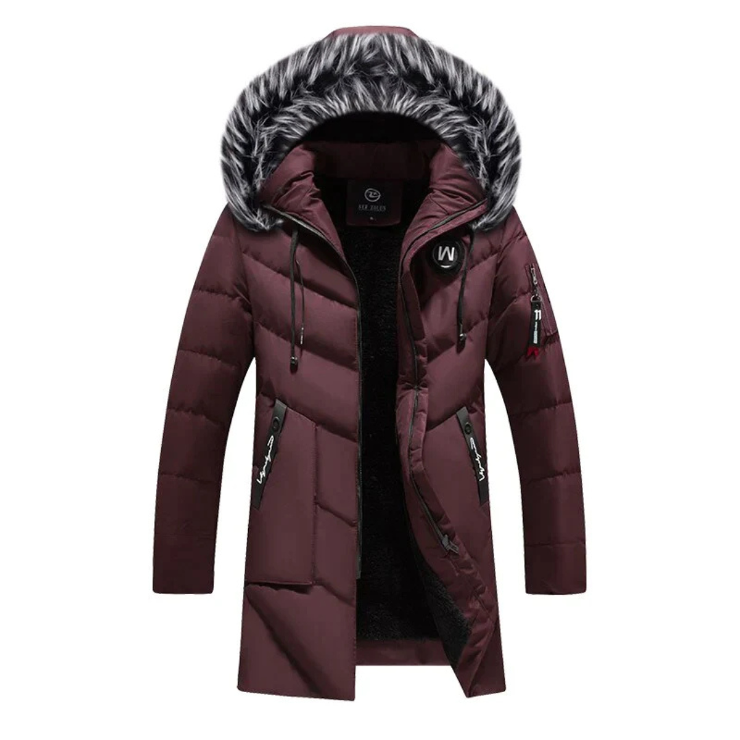 Giacca invernale uomo, colore bordeaux, con cappuccio foderato in pelliccia sintetica, chiusura zip, tasche laterali. Elegante e caldo.