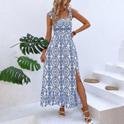 Abito estivo lungo bianco e blu con stampa floreale, spacco laterale, spalline annodate. Perfetto per moda donna, look estivo elegante.
