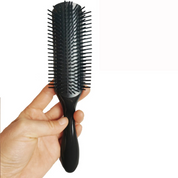 Spazzola per capelli nera con setole in plastica, impugnatura ergonomica. Ideale per districare e lisciare. Accessorio essenziale per la cura dei capelli.
