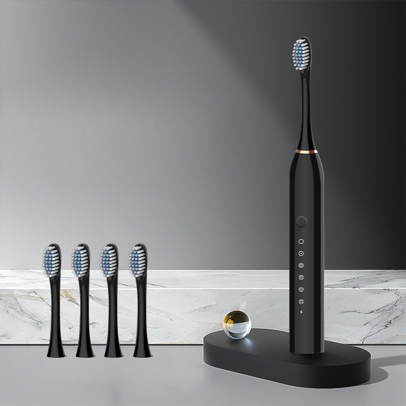 Spazzolino elettrico nero con base di ricarica e quattro testine di ricambio, design moderno, set igiene orale avanzato.