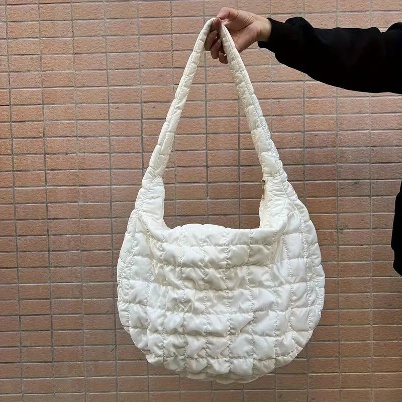 Borsa a spalla trapuntata bianca, design moderno, tessuto morbido, ideale per moda femminile, accessorio elegante e versatile per ogni occasione.