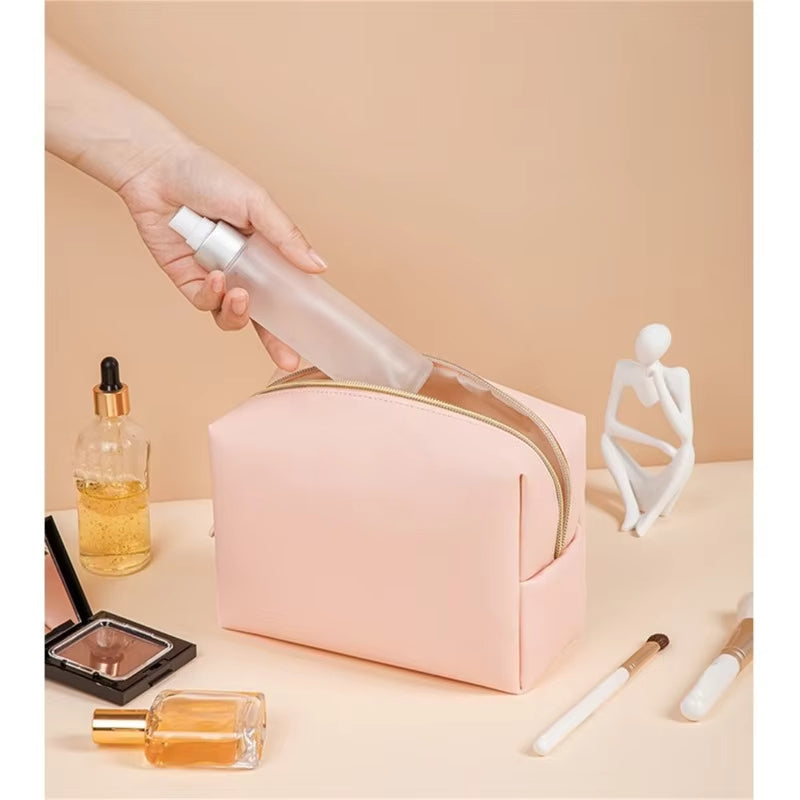 Astuccio cosmetico rosa con cerniera, contenente flacone spray trasparente. Accessori trucco e profumo su sfondo beige. Organizzatore trucco elegante.