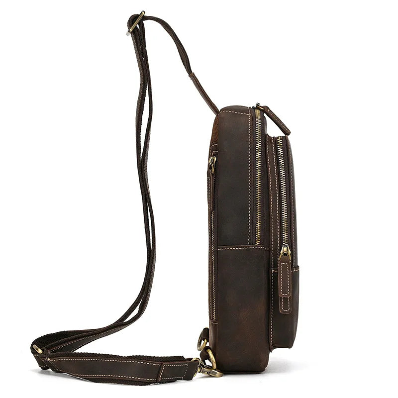Borsa a tracolla in pelle marrone, design sottile, con cerniere dorate e tracolla regolabile. Ideale per uomo, stile vintage e pratico.