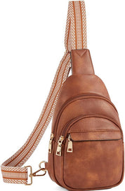 Zaino monospalla in pelle marrone con cerniere dorate e tracolla regolabile a righe. Design elegante e pratico per uso quotidiano.