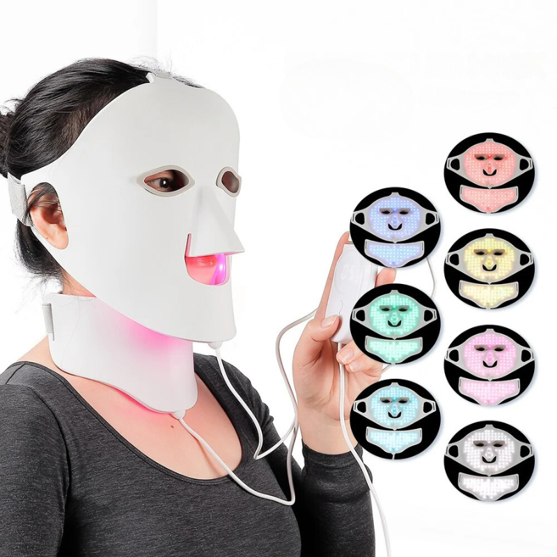 Maschera LED terapia luce viso, donna indossa dispositivo bellezza, colori vari, trattamento anti-età, cura pelle, tecnologia fotonica, estetica.