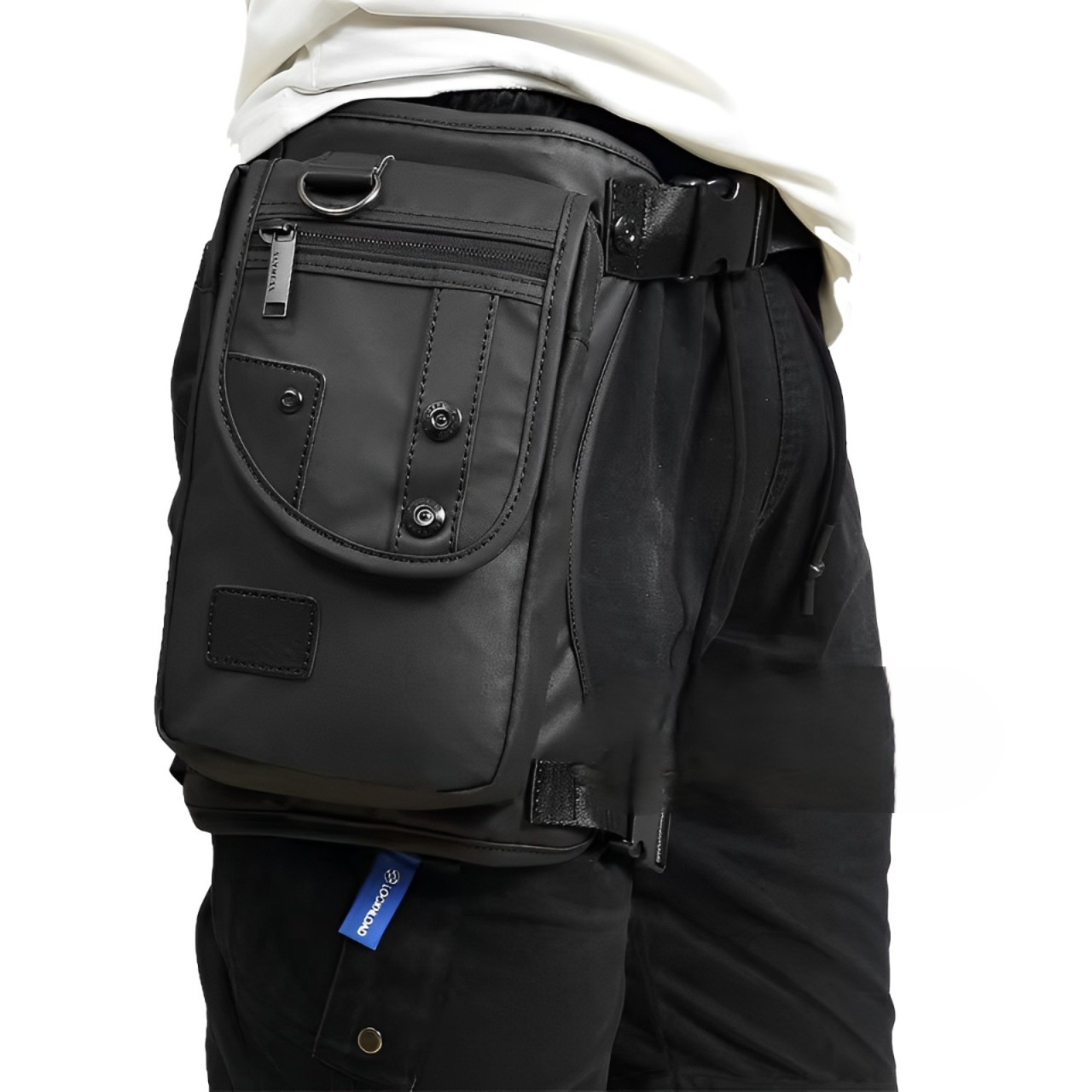 Marsupio nero in pelle, indossato su pantaloni neri, con tasche multiple e cerniera. Accessorio moda unisex, pratico per viaggi e attività all'aperto.
