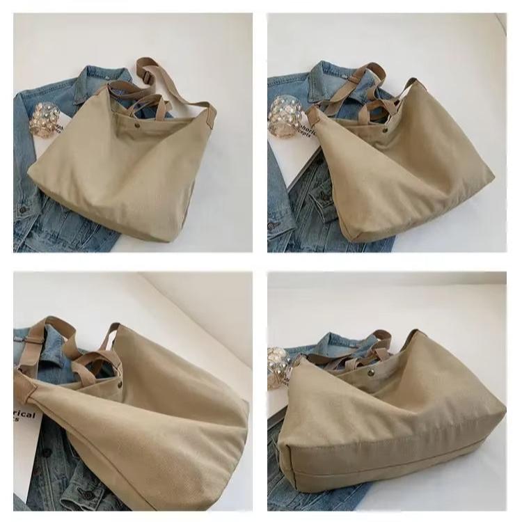 Borsa a tracolla beige in tela su giacca di jeans, design casual, ideale per shopping e uso quotidiano. Accessorio moda donna versatile e pratico.