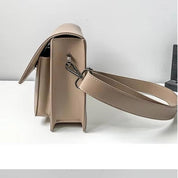 Borsa a tracolla beige in pelle, design elegante e minimalista, con chiusura magnetica e tracolla regolabile. Accessorio moda donna.