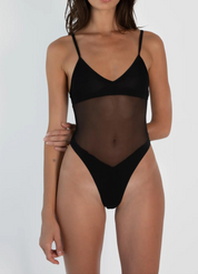 Donna in body nero trasparente, spalline sottili, design elegante. Intimo femminile moderno, moda donna, abbigliamento sexy.