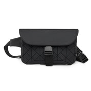 Marsupio nero elegante con motivo geometrico, chiusura a fibbia, cinturino regolabile. Accessorio moda unisex, ideale per viaggi e uso quotidiano.