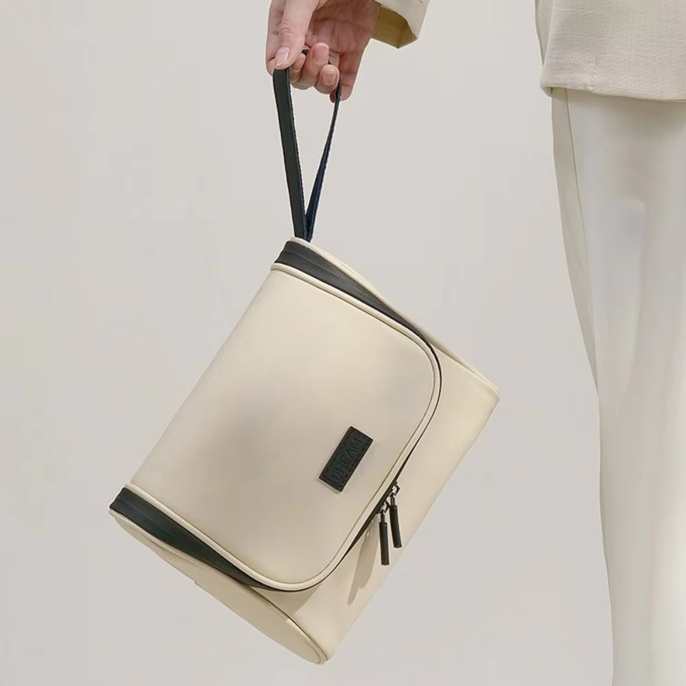 Borsa a tracolla beige elegante, design minimalista, chiusura con zip, manico nero, moda uomo, accessorio di tendenza, stile casual chic.