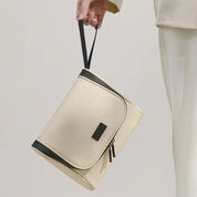 Borsa a tracolla beige elegante, design minimalista, chiusura con zip, manico nero, moda uomo, accessorio di tendenza, stile casual chic.