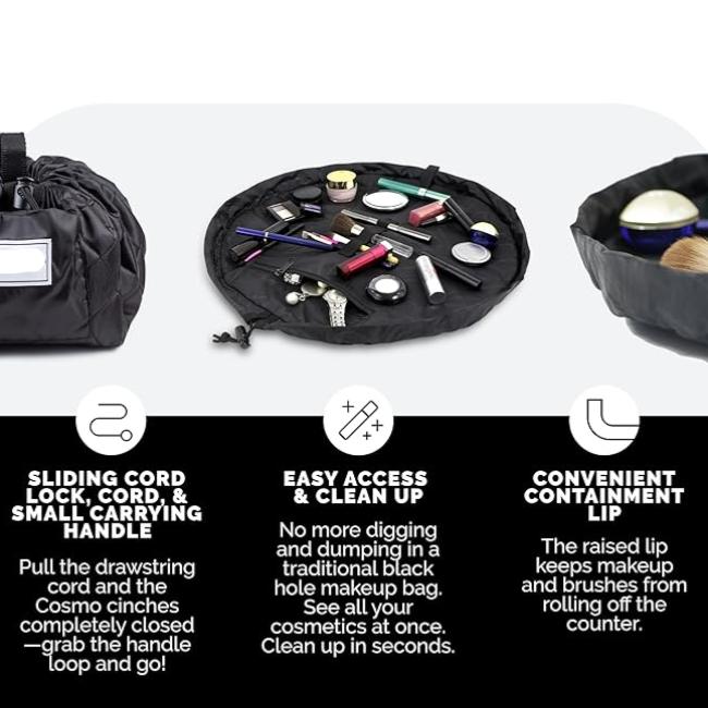 Borsa trucco nera con chiusura a cordoncino, aperta per mostrare cosmetici e accessori. Design pratico per accesso facile e contenimento sicuro.