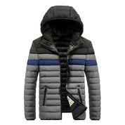 Giacca invernale da uomo con cappuccio, imbottita, a righe nere, grigie e blu, chiusura zip, tasche laterali. Ideale per climi freddi.