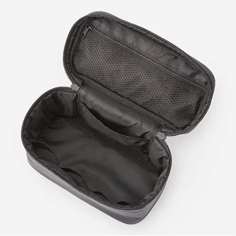 Astuccio da viaggio nero aperto, con scomparti interni in rete. Ideale per organizzare accessori e articoli da toeletta. Design compatto e funzionale.