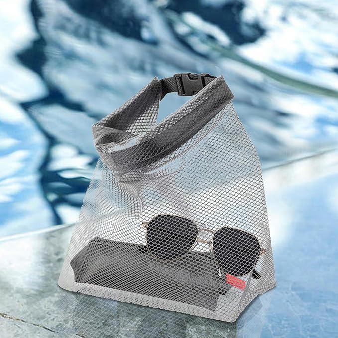 Borsa a rete trasparente con occhiali da sole e custodia, ideale per la spiaggia o la piscina. Design moderno, resistente all'acqua.