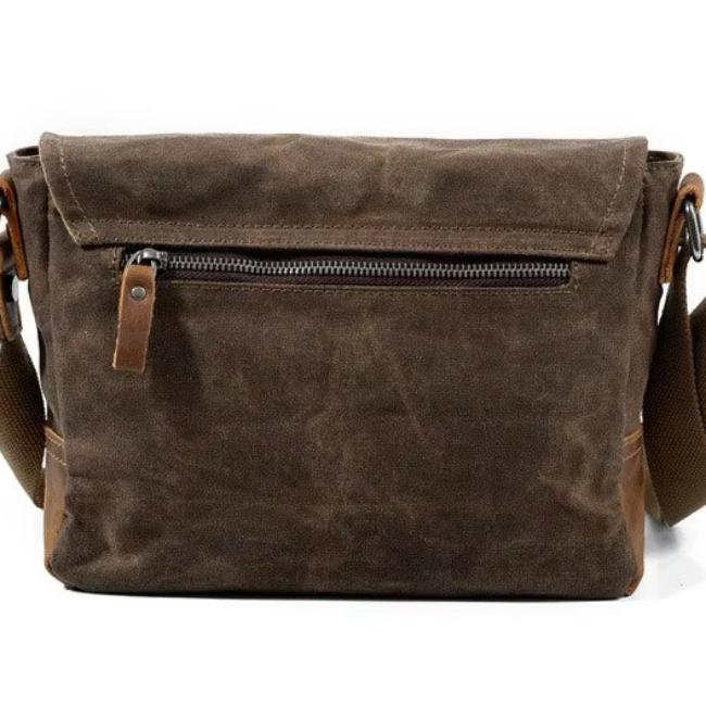 Borsa a tracolla in tela cerata marrone con cerniera frontale, design vintage, ideale per uomo e donna, resistente e versatile per uso quotidiano.