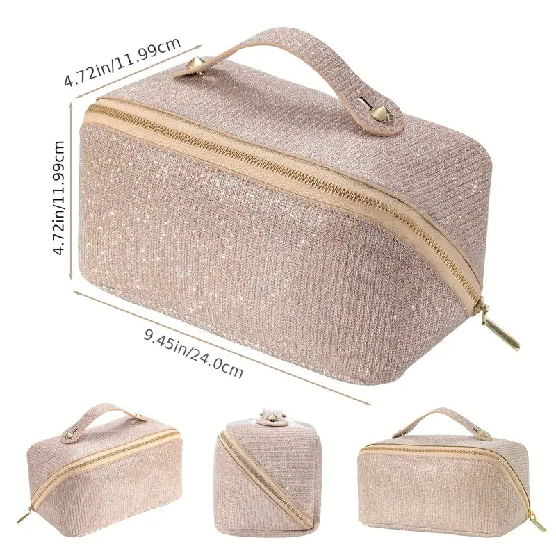 Borsa cosmetica glitterata beige con cerniera dorata, manico superiore, dimensioni 24x12x12 cm. Ideale per trucco e accessori viaggio.
