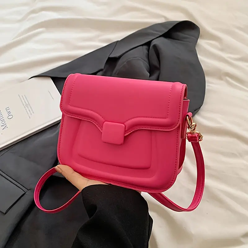 Borsa a tracolla rosa in pelle sintetica su sfondo nero, design elegante e moderno, perfetta per moda donna, accessorio versatile e chic.