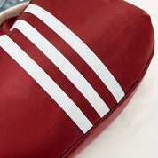 Guantone da boxe rosso con tre strisce bianche, attrezzatura sportiva per allenamento pugilato, accessorio fitness professionale.