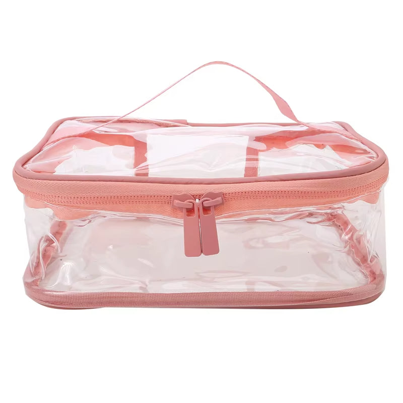 Borsa trasparente da viaggio in PVC con cerniera rosa, ideale per cosmetici e articoli da toeletta. Design impermeabile e portatile.