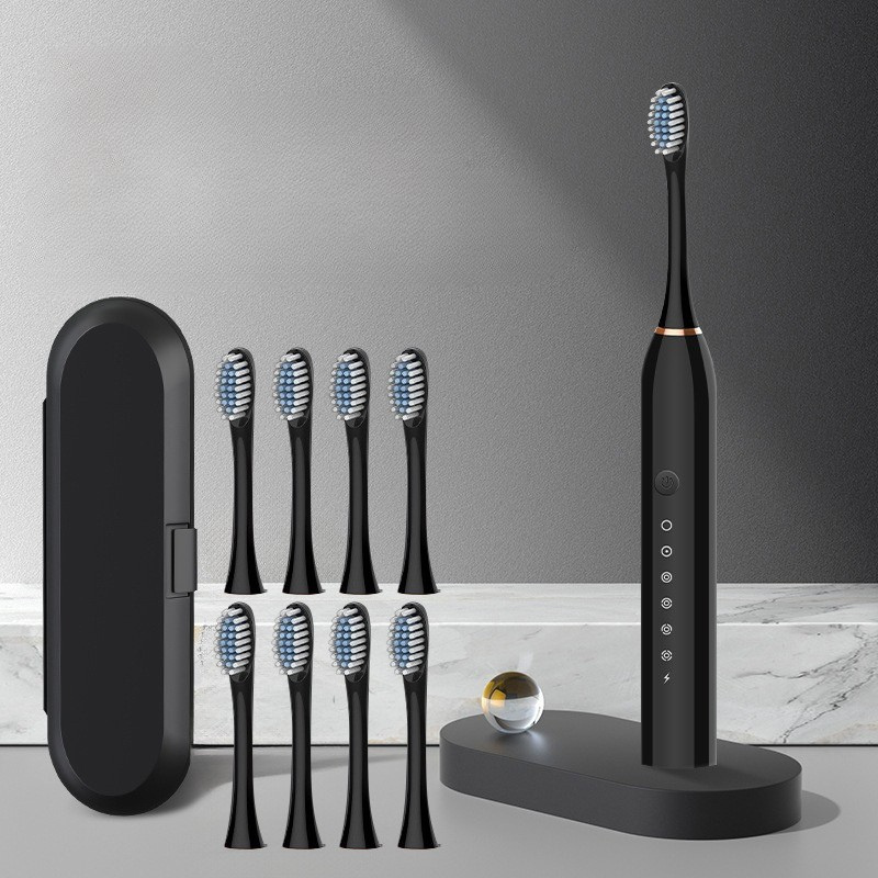 Spazzolino elettrico nero con custodia, 8 testine di ricambio, base di ricarica. Design moderno, ideale per igiene orale avanzata.