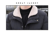 Giacca invernale nera da uomo con colletto in pelliccia sintetica, chiusura a zip, ideale per look casual e caldi. Perfetta per l'inverno.