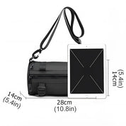 Borsa a tracolla nera impermeabile, dimensioni 28x14 cm, con tasche multiple e cerniere, accanto a tablet per confronto grandezza.