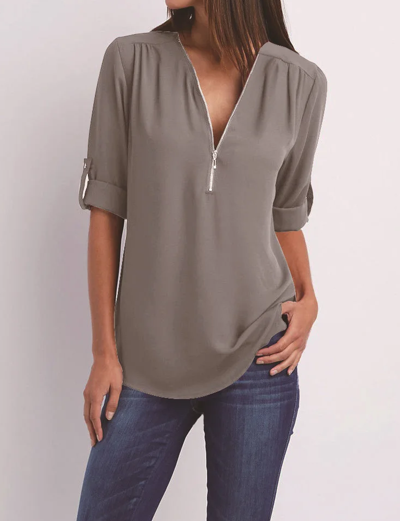 4 arrotolate, scollo a V, abbinata a jeans. Elegante e casual, perfetta per ogni occasione.
