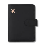 Portafoglio da viaggio nero in pelle con chiusura a bottone e decorazione aereo dorato, elegante e funzionale per documenti e carte di credito.