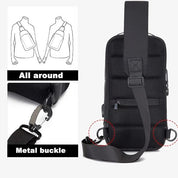 Zaino monospalla nero con fibbia in metallo, design ergonomico, tasche multiple, tracolla regolabile, ideale per viaggi e uso quotidiano.