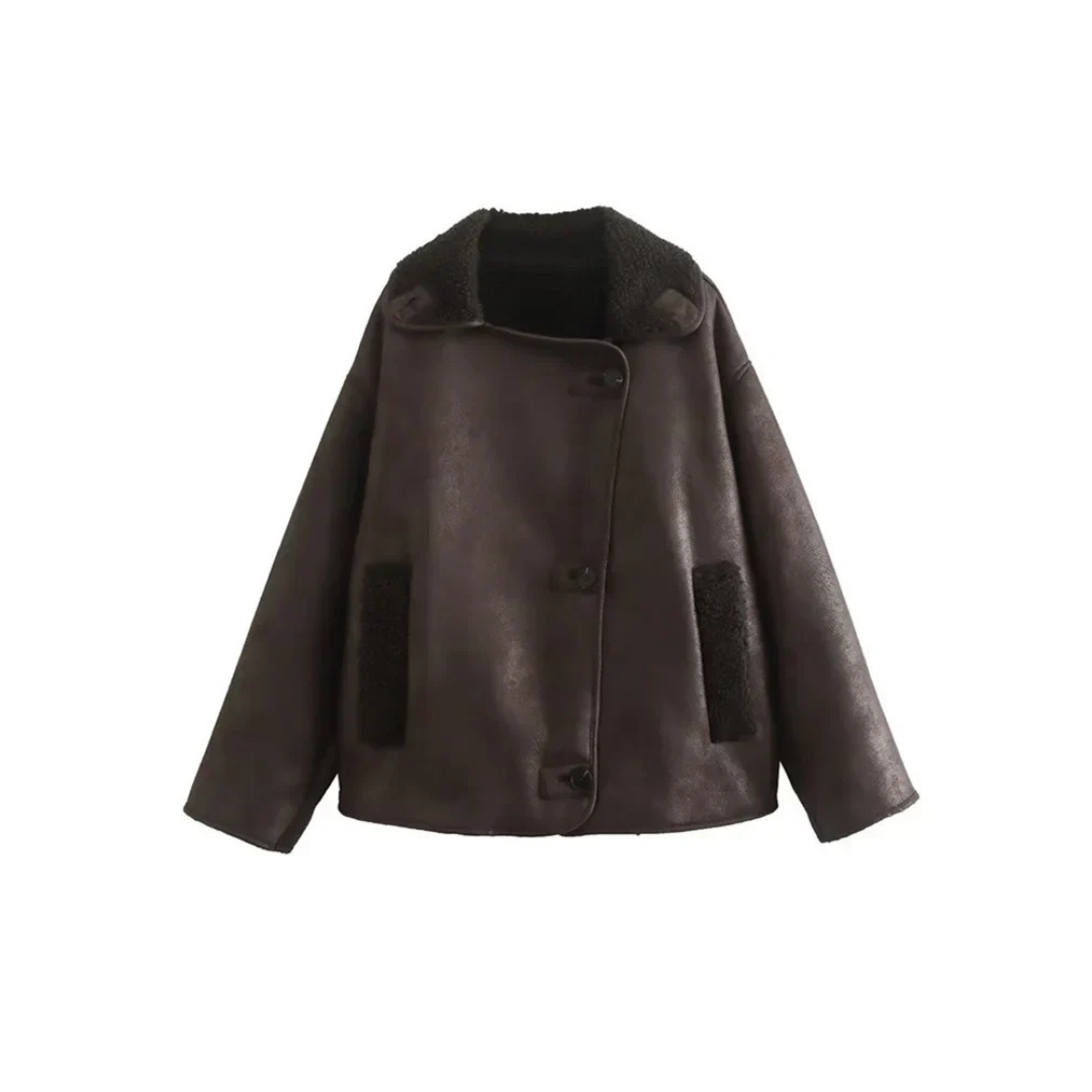 Giacca in pelle sintetica marrone scuro con colletto e tasche in pelliccia sintetica nera, design elegante e caldo per moda invernale donna.