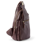 Zaino monospalla in pelle marrone con cerniere dorate, design elegante e compatto, ideale per uomo e donna, perfetto per viaggi e uso quotidiano.