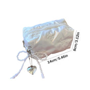 Astuccio cosmetico bianco in raso con ricami floreali, cerniera, decorazione a cuore e perline. Dimensioni: 14x8 cm. Elegante e pratico.