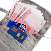 Portafoglio grigio con tasche multiple contenente banconote cinesi e carte di credito. Accessorio da viaggio sicuro e organizzato.