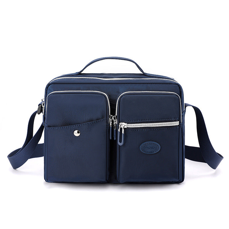 Borsa a tracolla blu scuro in pelle sintetica con tasche multiple e cerniere, ideale per uomo, design elegante e pratico per uso quotidiano.
