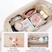 Borsa trucco rosa con scomparti, contenente cosmetici vari. Include fodera in PVC per facile pulizia e tasca per pennelli, spugne o piumini.