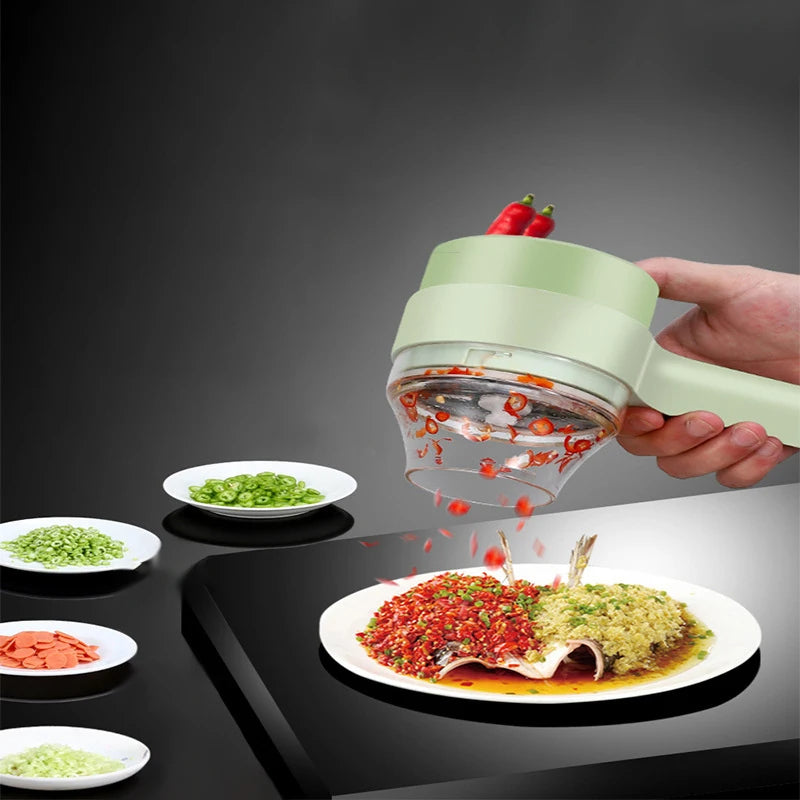Tritatutto manuale verde in azione su piatto di pesce, con spezie e verdure. Utensile da cucina multifunzione per tagliare e tritare.