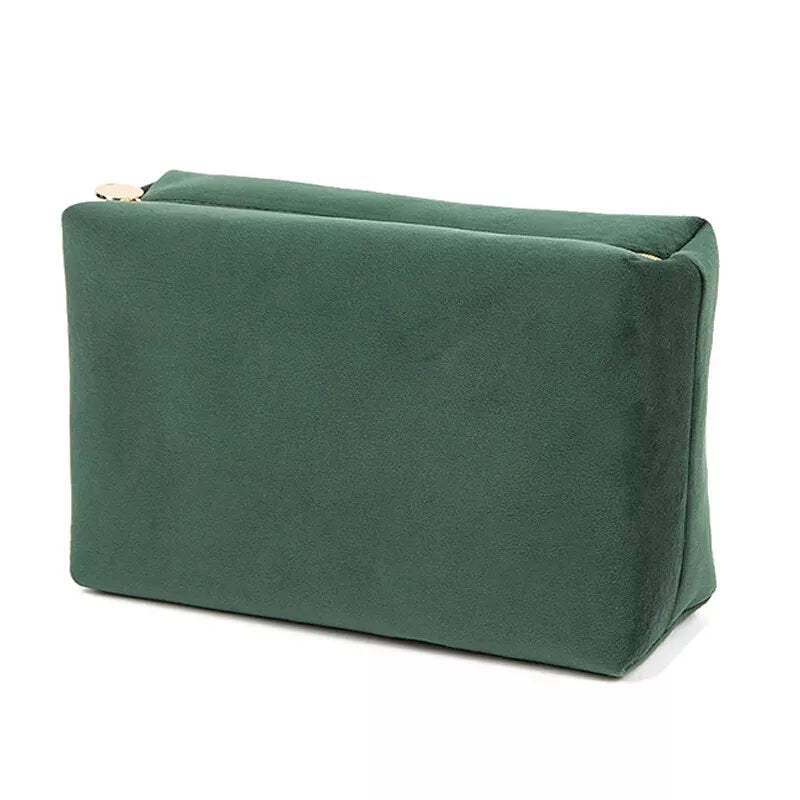 Borsa cosmetica verde in velluto, design rettangolare, chiusura con cerniera, ideale per trucco e accessori da viaggio. Elegante e pratica.