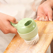 Spazzola elettrica verde per pulizia, utilizzata su un tagliere di legno. Strumento da cucina, efficace per rimuovere residui e macchie.