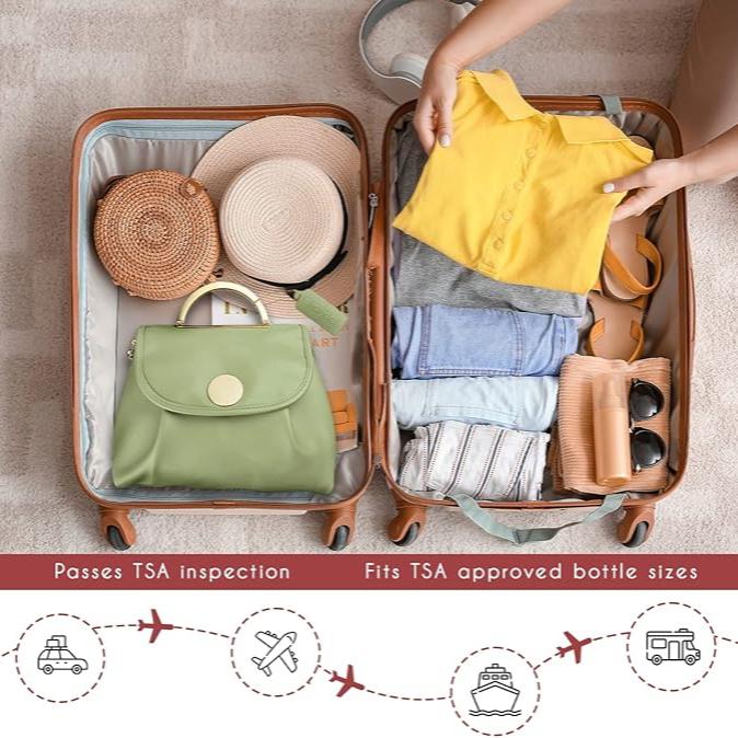 Valigia aperta con abiti piegati, borsa verde, cappelli e accessori da viaggio. Perfetta per ispezione TSA e dimensioni bottiglie approvate.